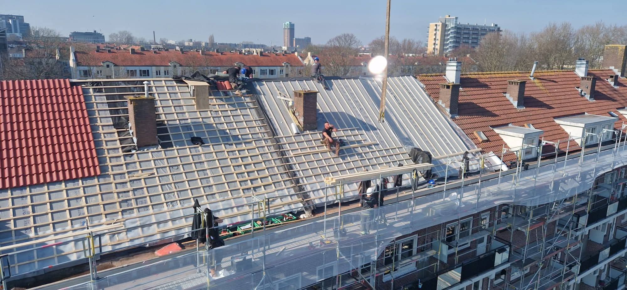 Dakdekker Van Haaren aan het werk op een pannendak